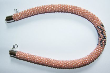 naszyjnik z koralików na szydełku