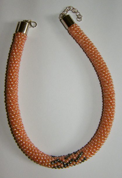 biżuteria z koralików na szydełku