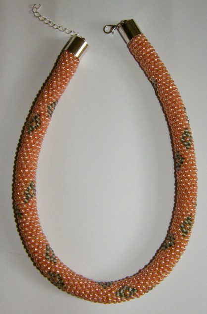 biżuteria z koralików na szydełku