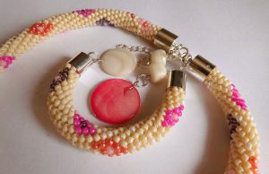 komplet biżuterii bransoletka i naszyjnik z koralików