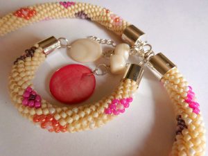 komplet biżuterii bransoletka i naszyjnik z koralików